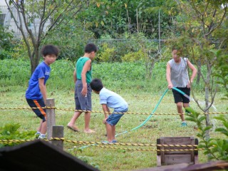 こら！朝から水遊びは・・・OTL